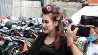 Rambut Masih di Roll, Ayu Ting Ting Mau Ke Mana?