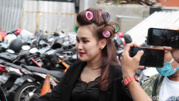 Rambut Masih di Roll, Ayu Ting Ting Mau Ke Mana?