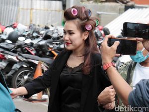 Rambut Masih di Roll, Ayu Ting Ting Mau Ke Mana?