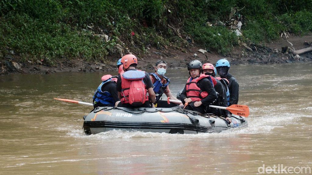 Wali Kota Bogor Bima Arya Susuri Sungai Ciliwung
