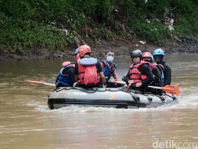 Wali Kota Bogor Bima Arya Susuri Sungai Ciliwung