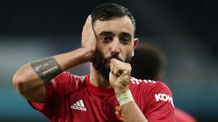 NEWCASTLE UPON TYNE, ENGLAND - OCTOBER 17: Bruno Fernandes of Manchester United celebrates after scoring his teams second goal during the Premier League match between Newcastle United and Manchester United at St. James Park on October 17, 2020 in Newcastle upon Tyne, England. Sporting stadiums around the UK remain under strict restrictions due to the Coronavirus Pandemic as Government social distancing laws prohibit fans inside venues resulting in games being played behind closed doors. (Photo by Alex Pantling/Getty Images)