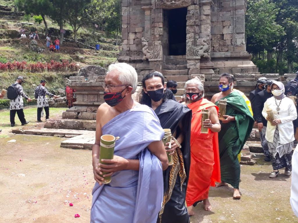 Pembersihan Candi Gedongsongo yang Sarat Makna Pembersihan Candi Gedongsongo yang Sarat Makna