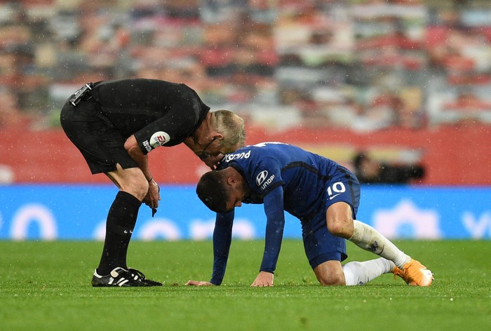 MANCHESTER, ENGLAND - OCTOBER 24: Christian Pulisic of Chelsea goes down injured during the Premier League match between Manchester United and Chelsea at Old Trafford on October 24, 2020 in Manchester, England. Sporting stadiums around the UK remain under strict restrictions due to the Coronavirus Pandemic as Government social distancing laws prohibit fans inside venues resulting in games being played behind closed doors. (Photo by Oli Scarff - Pool/Getty Images)