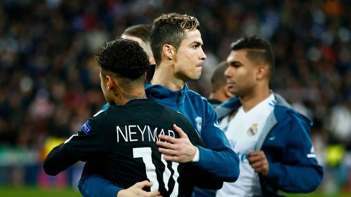Cristiano Ronaldo-Neymar MADRID, SPAIN - FEBRUARY 14: Cristiano Ronaldo (L) of Real Madrid CF hugs Neymar JR (R) of Paris Saint-Germain prior to start the UEFA Champions League Round of 16 First Leg match between Real Madrid and Paris Saint-Germain at Estadio Santiago Bernabeu on February 14, 2018 in Madrid, Spain. (Photo by Gonzalo Arroyo Moreno/Getty Images)