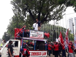 Demo di Depan Balai Kota DKI, Buruh Minta Anies Naikkan UMP 2021 Tanpa Syarat