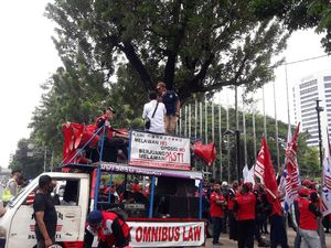 Demo di Depan Balai Kota DKI, Buruh Minta Anies Naikkan UMP 2021 Tanpa Syarat Demo di Depan Balai Kota DKI, Buruh Minta Anies Naikkan UMP 2021 Tanpa Syarat