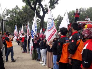 Buruh Demo Anies, Minta UMP 2021 Naik Tanpa Pengecualian Buruh Demo Anies, Minta UMP 2021 Naik Tanpa Pengecualian