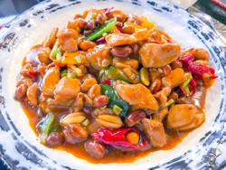 Fuyunghai dan Sapo Tahu Ada di Warung Kaki Lima hingga Restoran China