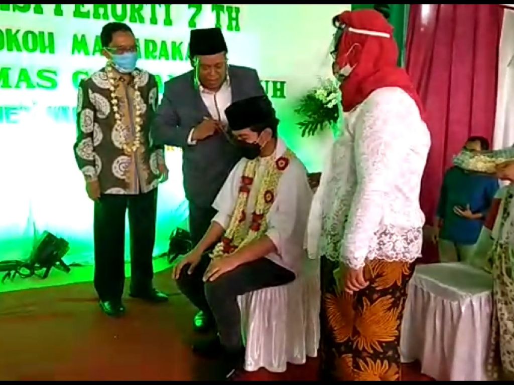 Gibran Jalani Ritual Buang Sial, Berharap Lancar Bertarung di Pilkada Gibran Jalani Ritual Buang Sial, Berharap Lancar Bertarung di Pilkada