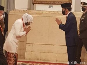 Khofifah Dapat Anugerah Bintang Mahaputra Utama dari Presiden Jokowi