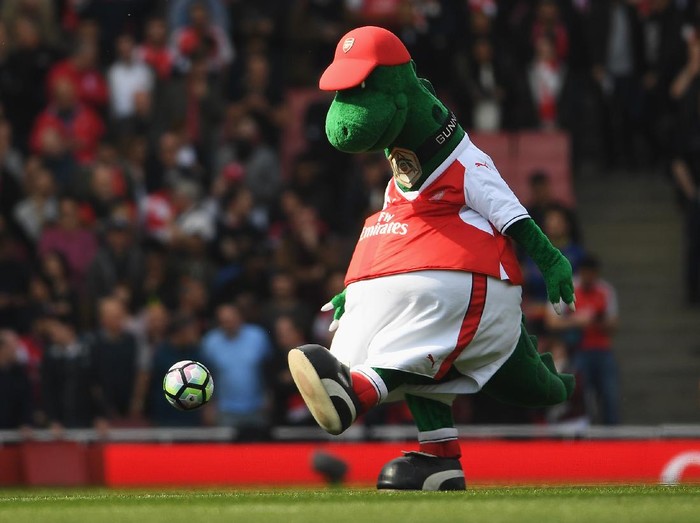 LONDON, ENGLAND - MAY 07: Gunnersaurus Rex kick a football prior to the Premier League match between Arsenal and Manchester United at the Emirates Stadium on May 7, 2017 in London, England.  (Photo by Laurence Griffiths/Getty Images)