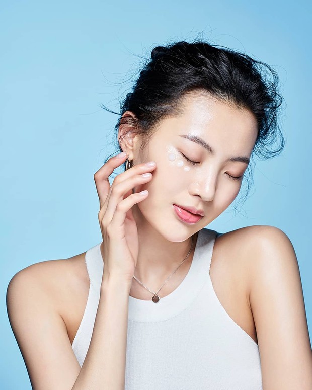 Hyaluronic Acid menjadi salah satu kandungan yang berfungsi melembapkan kulit, mengurangi munculnya kerutan, mengisi kembali kelembapan sel sehingga kulit akan lebih halus dan lembap.