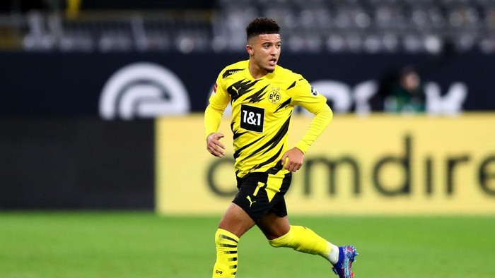 DORTMUND, GERMANY - OCTOBER 24: Jadon Sancho of Dortmund runs with the ball during the Bundesliga match between Borussia Dortmund and FC Schalke 04 at Signal Iduna Park on October 24, 2020 in Dortmund, Germany. A limited number of spectators (300) will be in attendance as Covid-19 pandemic restrictions are eased in Dortmund.  (Photo by Martin Rose/Getty Images)