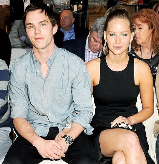 Jennifer dan Nicholas pertama kali bertemu di lokasi syuting X-Men: First Class pada tahun 2010.