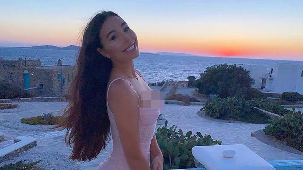 Foto: Model yang Rela Bayar Rp 500 Juta Demi Dapat Sertifikat Keaslian Bokong