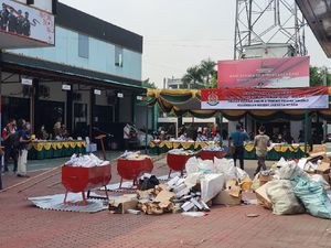 Kejari Jakut Musnahkan Sabu, Uang Asing Palsu hingga Kosmetik Ilegal