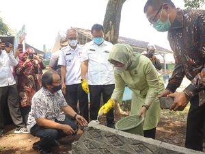 Kemnaker-Kemendes Salurkan Bantuan Jaring Pengaman Sosial di Cianjur