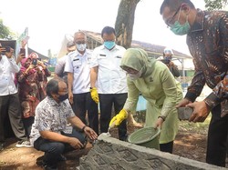 Kemnaker-Kemendes Salurkan Bantuan Jaring Pengaman Sosial di Cianjur
