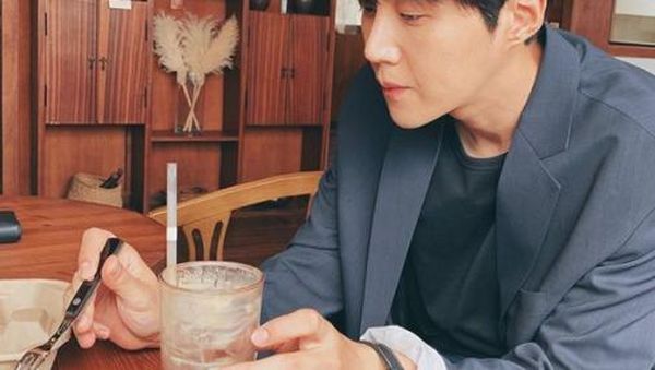 Pesona Tampan Kim Seon Ho, Pemeran Start Up Saat Minum Kopi