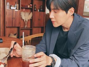 Pesona Tampan Kim Seon Ho, Pemeran Start Up Saat Minum Kopi Pesona Tampan Kim Seon Ho, Pemeran Start Up Saat Minum Kopi