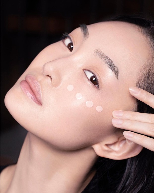 Lactic Acid merupakan kandungan dalam AHA yang dibutuhkan dalam perawatan kulit yang berfungsi untuk anti-penuaan.