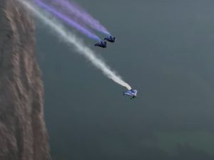 Menakjubkan, Manusia Burung Terbang 300 Km Per Jam