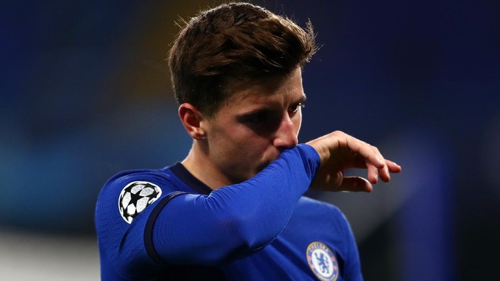 LONDON, ENGLAND - NOVEMBER 04: Mason Mount of Chelsea looks on during the UEFA Champions League Group E stage match between Chelsea FC and Stade Rennais at Stamford Bridge on November 04, 2020 in London, England. Sporting stadiums around the UK remain under strict restrictions due to the Coronavirus Pandemic as Government social distancing laws prohibit fans inside venues resulting in games being played behind closed doors.  (Photo by Clive Rose/Getty Images)