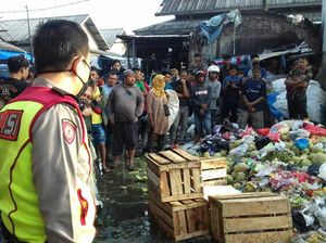 Mayat Bayi Dibuang ke Tumpukan Sampah di Pasar Caringin Bandung