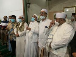 Momen Elite PKS Sambangi Kediaman Habib Rizieq