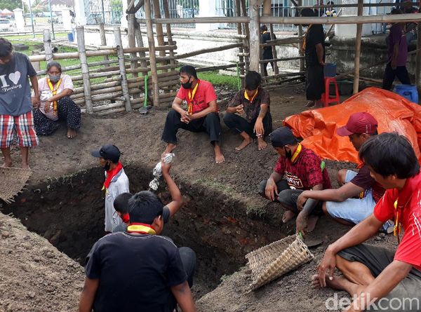 Momen Penguburan Kerbau Bule Keramat Milik Keraton Solo