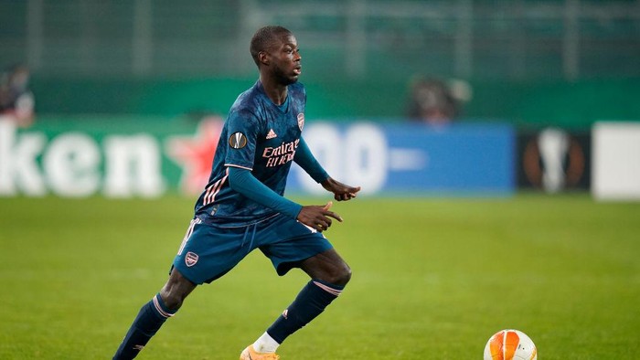 VIENNA, AUSTRIA - OCTOBER 22: Nicolas Pepe of Arsenal controls the ball during the UEFA Europa League Group B stage match between Rapid Wien and Arsenal FC at Allianz Stadion on October 22, 2020 in Vienna, Austria. Rapid Wien are allowing a limited number of 3000 spectators to be in attendance as Covid-19 pandemic restrictions are eased.  (Photo by Chris Hofer/Getty Images)