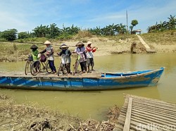 Jauh dari Jembatan, Warga Kudus Seberangi Sungai Berperahu Tambang
