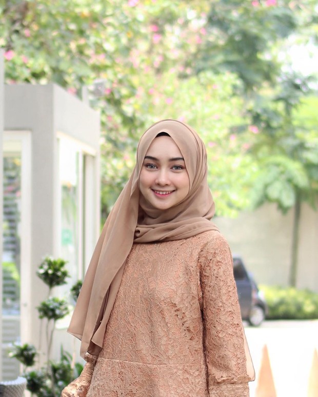 Tips Memakai Hijab Pashmina Untuk Wajah Bulat Agar Bisa ...