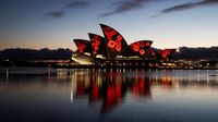 Merah Menyala Sydney Opera House Peringati PD I