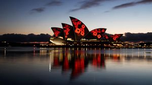 Merah Menyala Sydney Opera House Peringati PD I