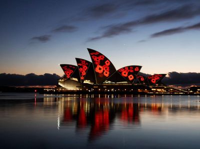 Merah Menyala Sydney Opera House Peringati PD I