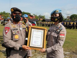 Kapolda Kalteng Beri Reward ke 7 Anggota yang Selesai Tugas Garbha