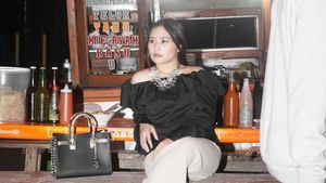 Gaya Cantik Prilly Latuconsina Makan di Kaki Lima Hingga Naik Becak