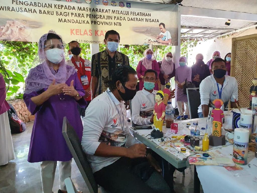Perajin di Mandalika Dapat Pelatihan Kewirausahaan Perajin di Mandalika Dapat Pelatihan Kewirausahaan