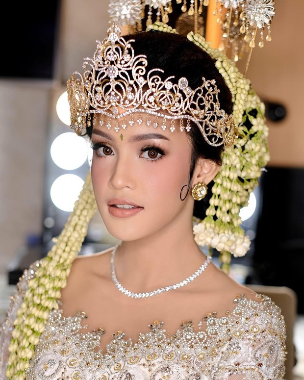 Pernikahan Laras Syerinita dengan adat Sunda