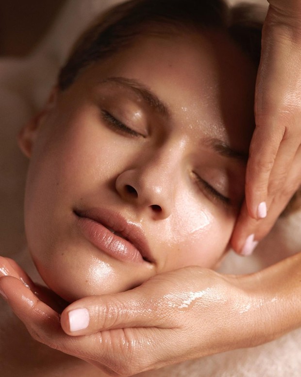 Salicylic acid juga memiliki sifat komedolitik yang berarti asam ini masuk ke dalam pori-pori kulit.