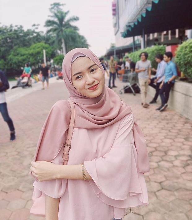 Satu sisi di samping