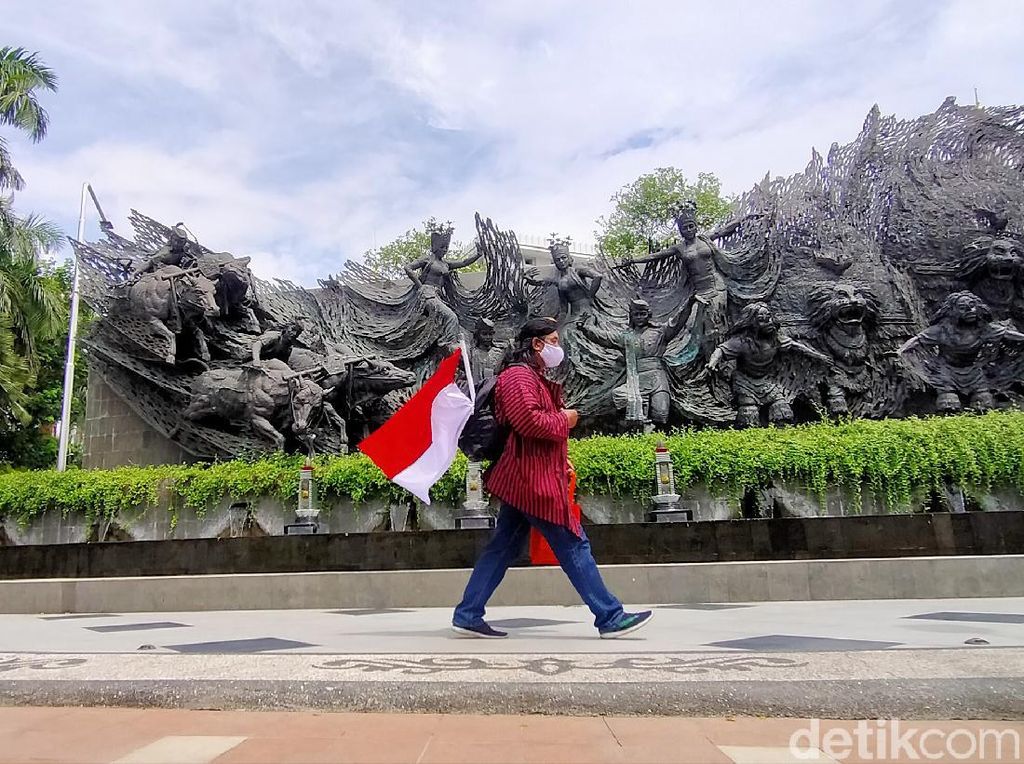 Seniman Ngawi Mulai Jalan Kaki dari Tugu Pahlawan Surabaya ke Monas
