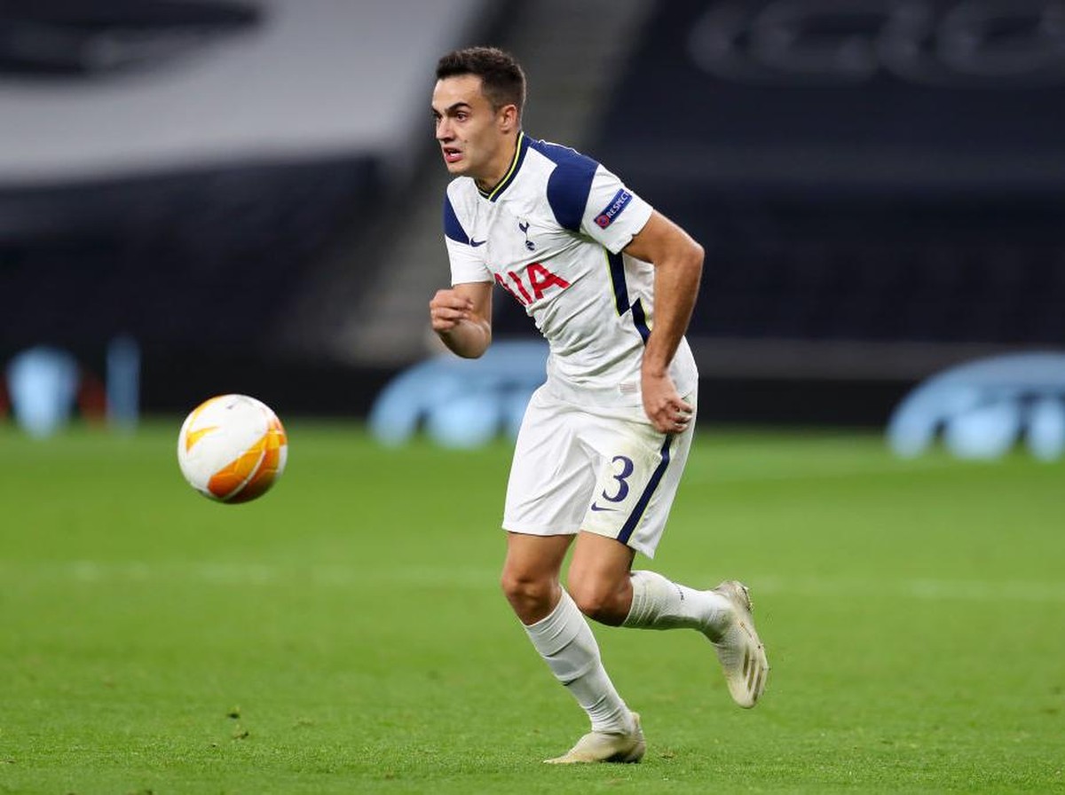 Sergio Reguilon sadar penggemar Tottenham Hotspur sudah sangat ngidam trofi. (Foto: Getty Images)