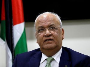 Warga Palestina Berikan Penghormatan Terakhir untuk Saeb Erekat Warga Palestina Berikan Penghormatan Terakhir untuk Saeb Erekat
