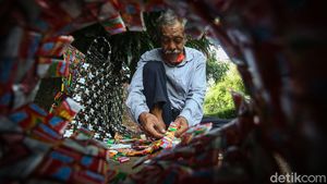 Tukang Pijat Ini Sulap Sampah Plastik jadi Rompi Keren