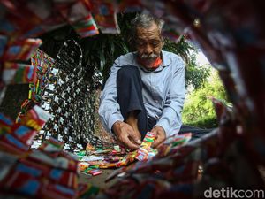 Tukang Pijat Ini Sulap Sampah Plastik jadi Rompi Keren