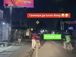 Viral Bikin Jomblo Iri, Aksi Pria Dorong Motor Mogok Ditemani Pasangannya