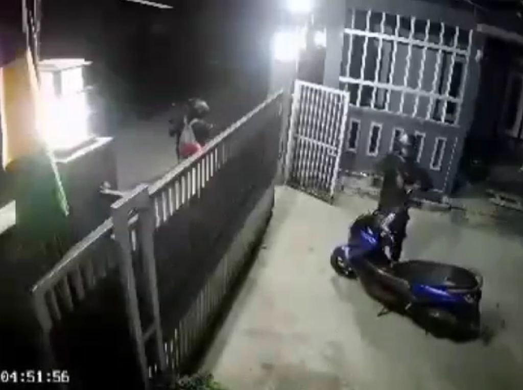 Viral Pencuri Motor Todongkan Pistol ke Warga di Bekasi, Polisi Selidiki Viral Pencuri Motor Todongkan Pistol ke Warga di Bekasi, Polisi Selidiki